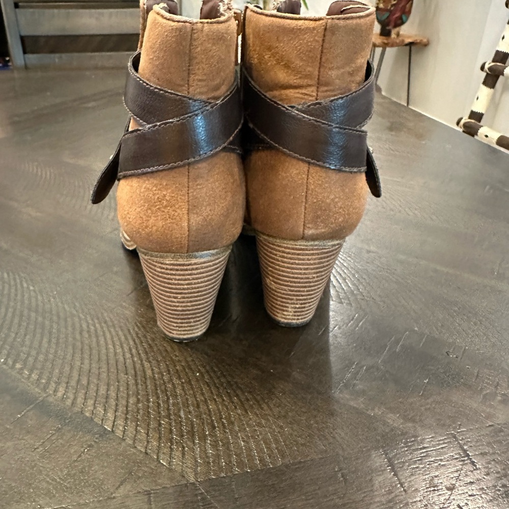 Stylish Tan Ankle Boots with Strap Accent - Picture 3 of 5